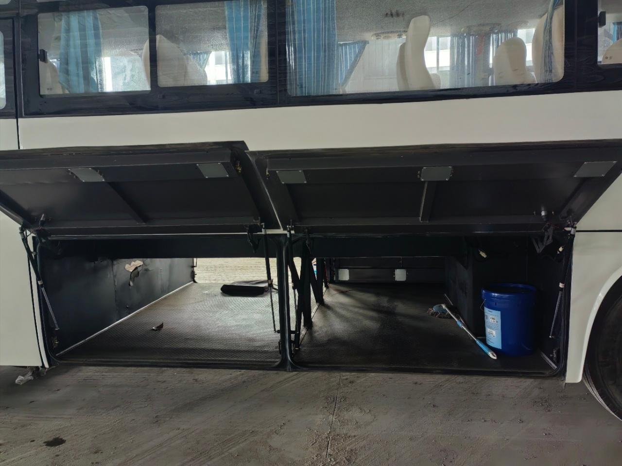 Underfloor luggage compartment