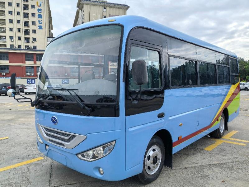 JYK6660 minibus front three-quarter view